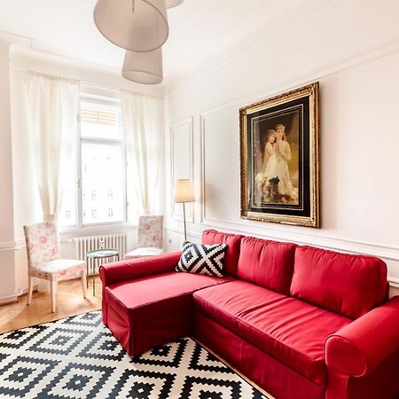 Golden Esthetic With Red Sofa Apartment Boedapest Buitenkant foto