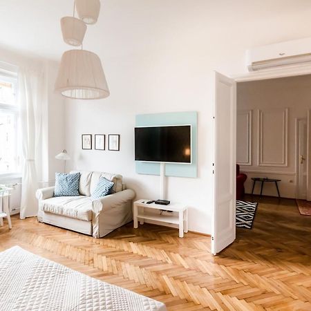 Golden Esthetic With Red Sofa Apartment Boedapest Buitenkant foto