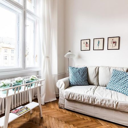 Golden Esthetic With Red Sofa Apartment Boedapest Buitenkant foto