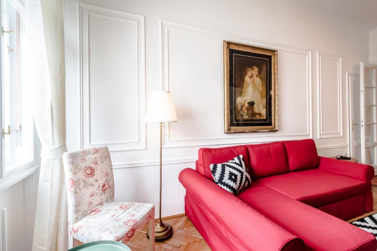 Golden Esthetic With Red Sofa Apartment Boedapest Buitenkant foto
