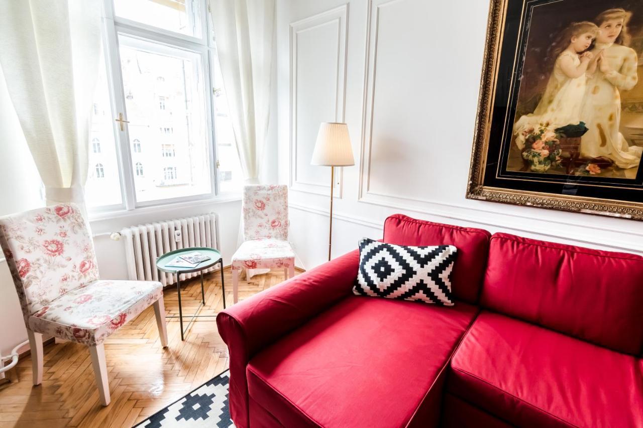 Golden Esthetic With Red Sofa Apartment Boedapest Buitenkant foto