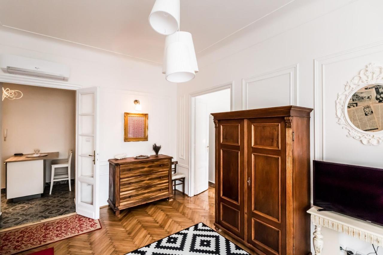 Golden Esthetic With Red Sofa Apartment Boedapest Buitenkant foto