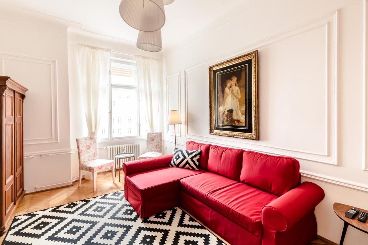 Golden Esthetic With Red Sofa Apartment Boedapest Buitenkant foto