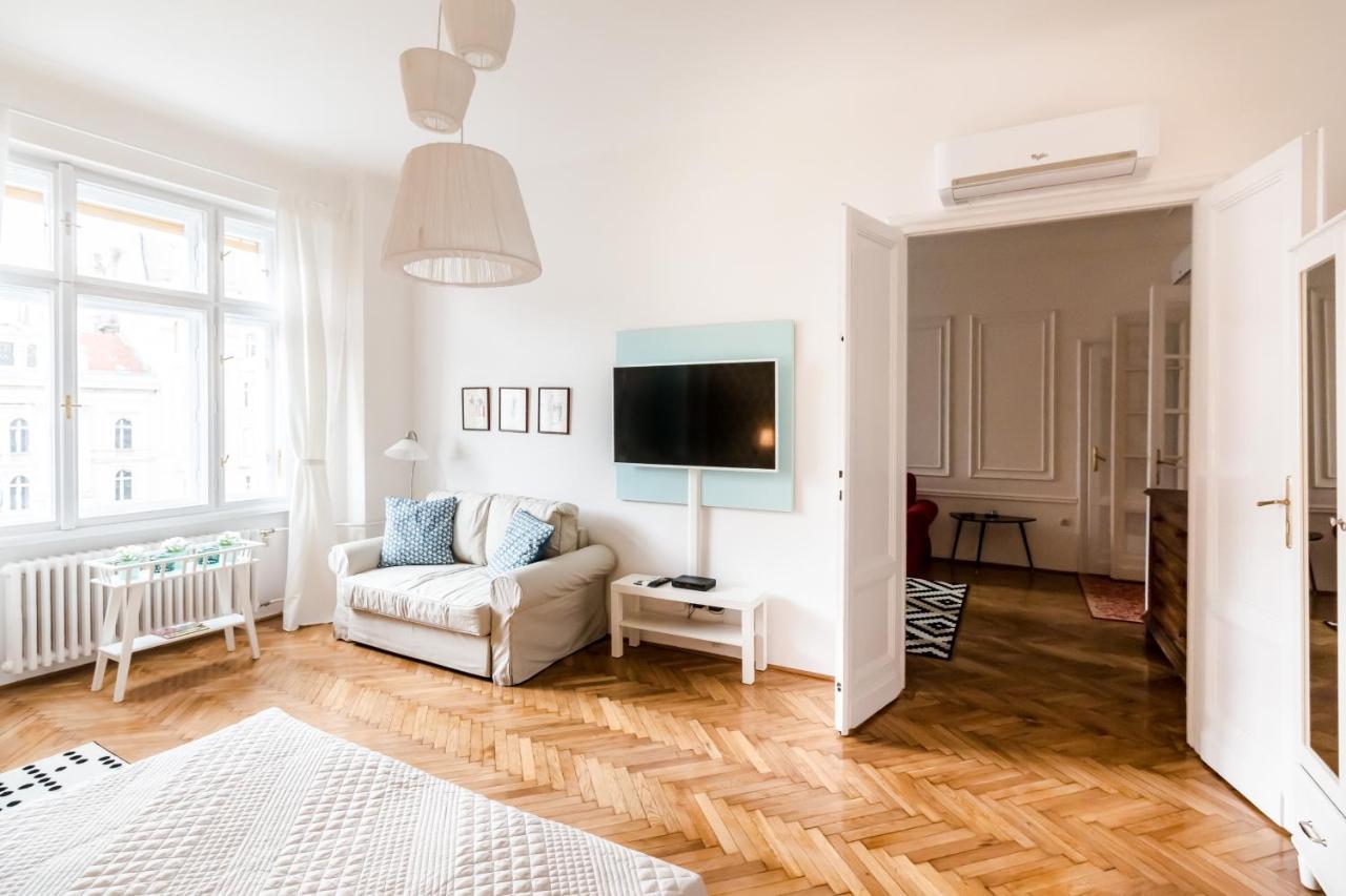 Golden Esthetic With Red Sofa Apartment Boedapest Buitenkant foto