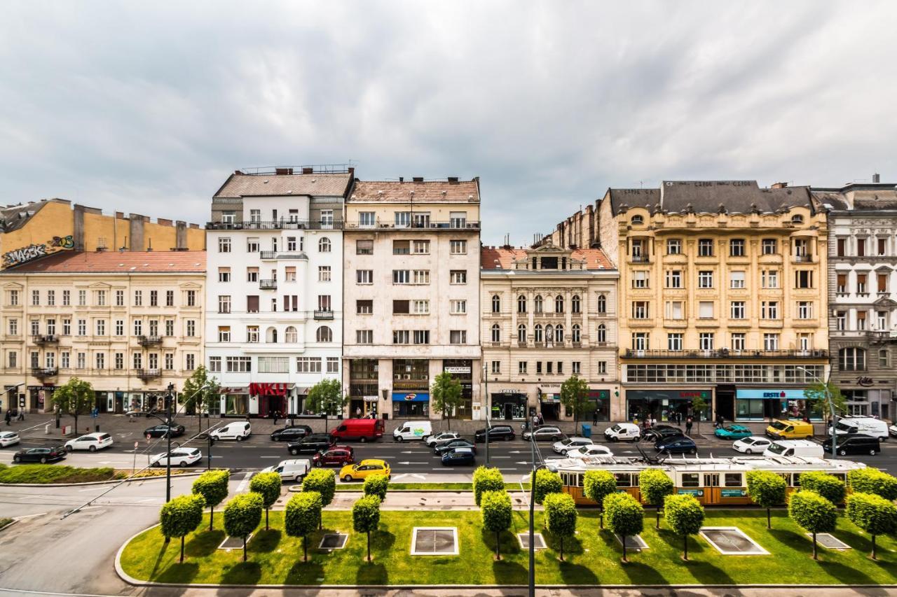 Golden Esthetic With Red Sofa Apartment Boedapest Buitenkant foto